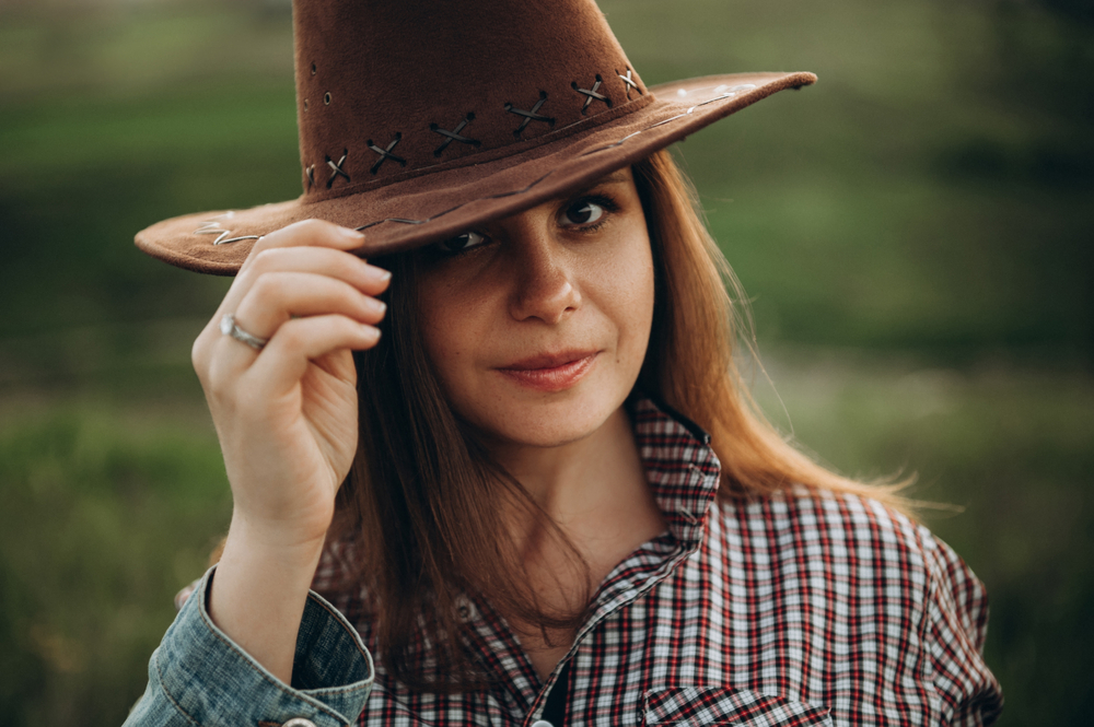 Stylish woman wearing a hat.