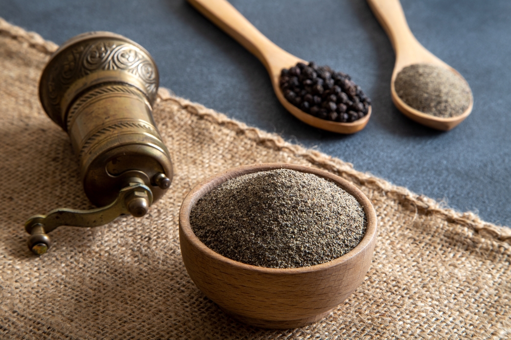 Pepper shaker with grinds.