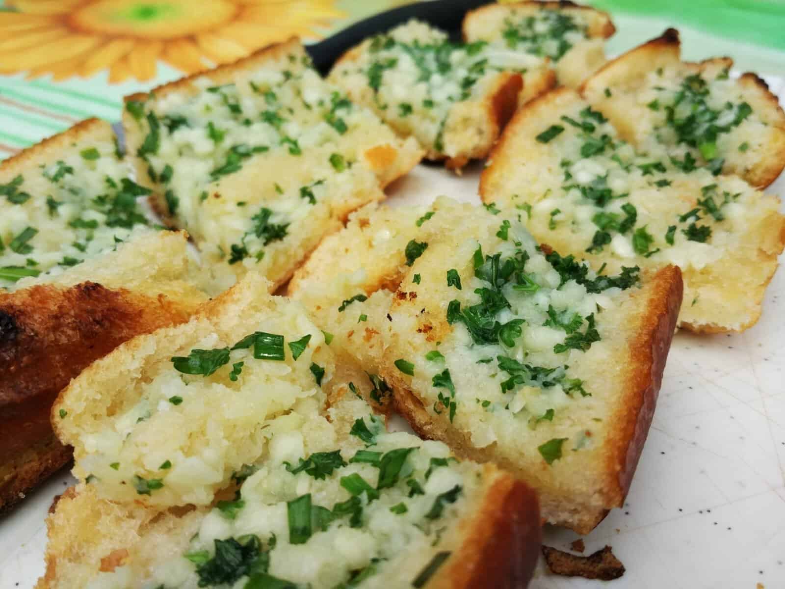 A plate of garlic bread.