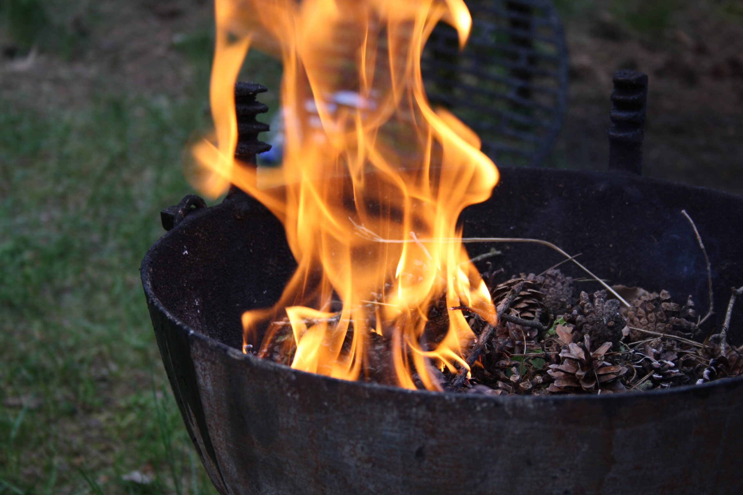 A fire grill ready for bbq'ing.