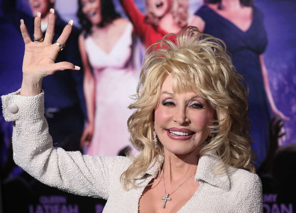 Dolly Parton waving