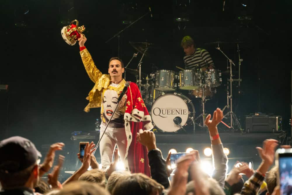 Queen concert, Freddy Mercury front of stage