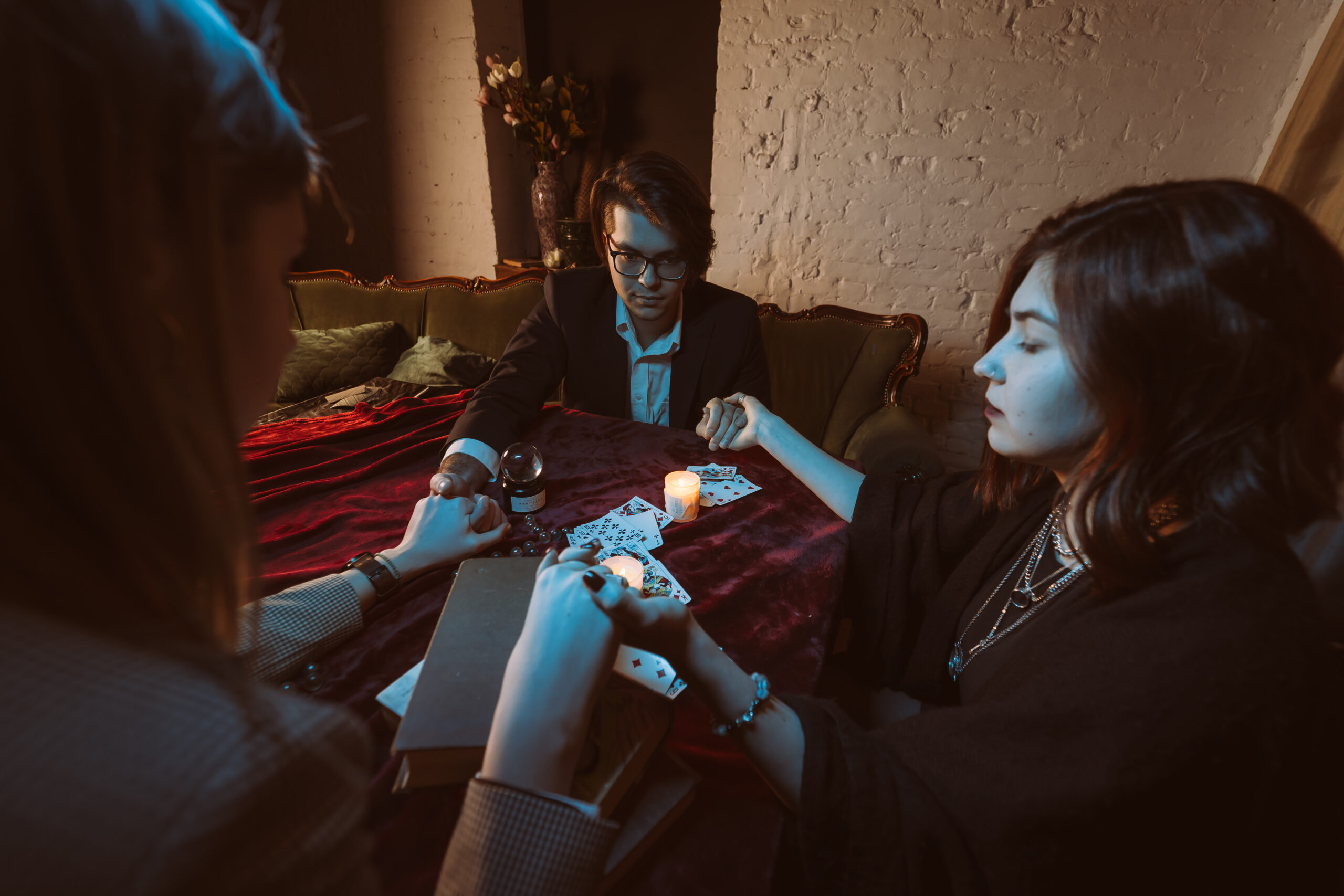 seance holding hands