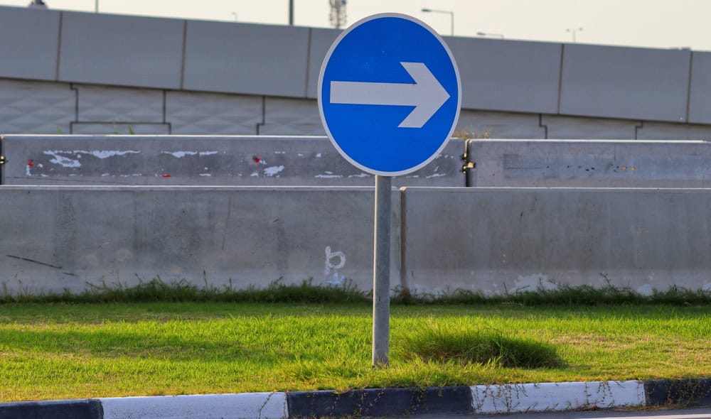 A right pointing arrow on a road sign