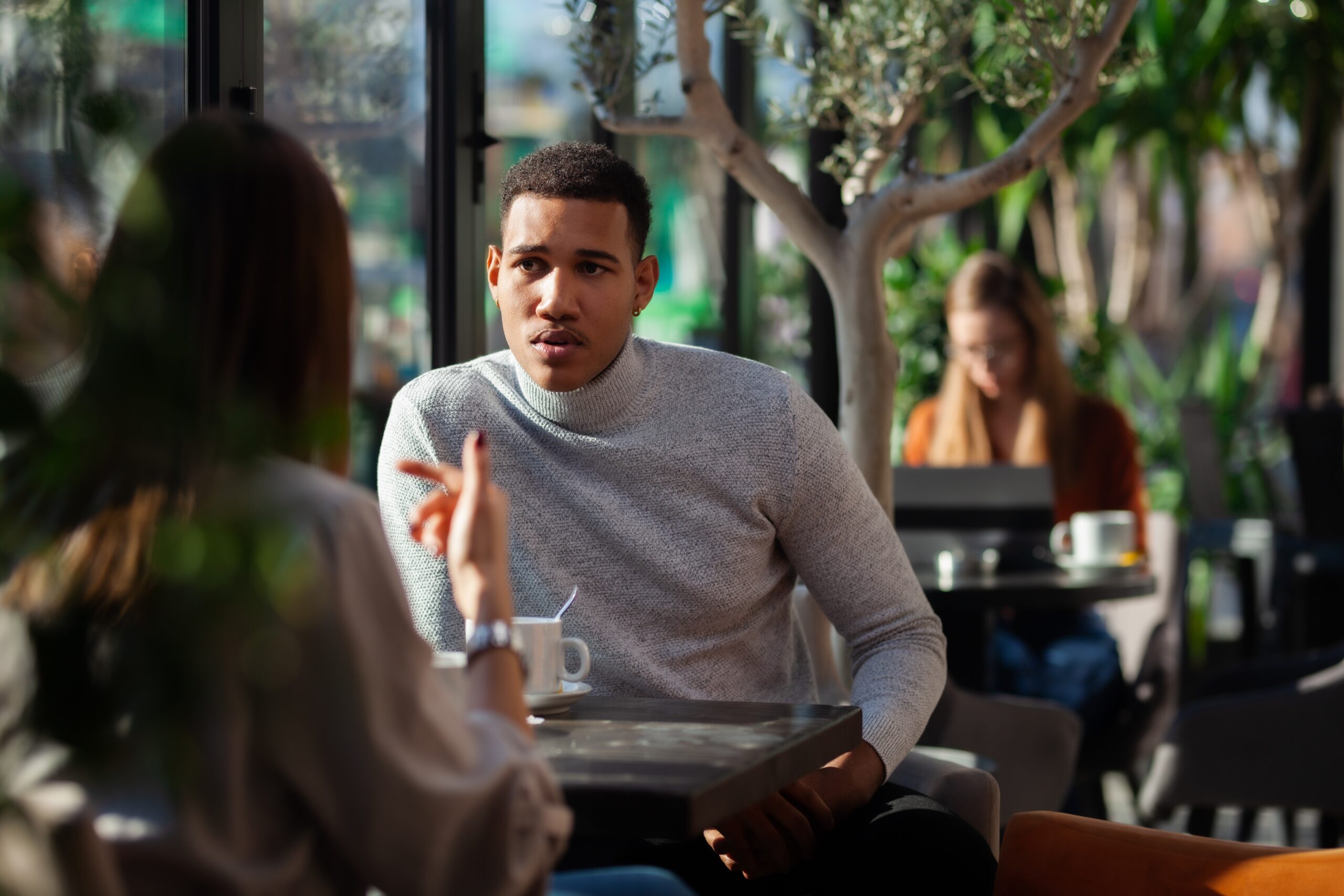 Two friends in a restaurant having a serious conversation.