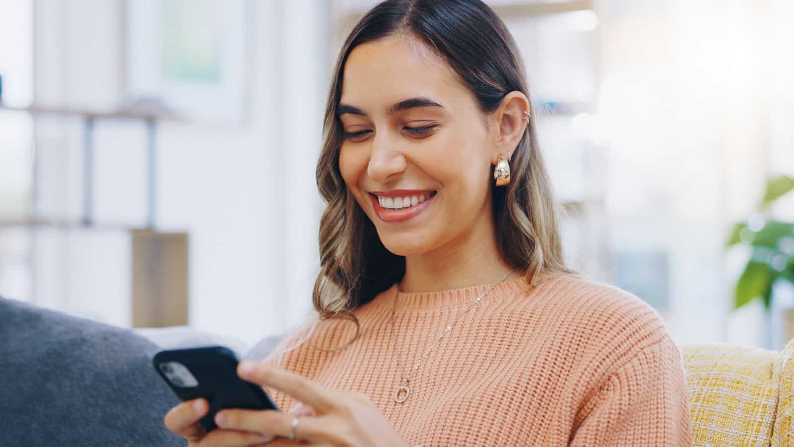 Psychology says people who send “saw this and thought of you” texts are doing a form of relational work most people never learn — a bid that asks for nothing and proves someone exists in your mind when they’re not in the room