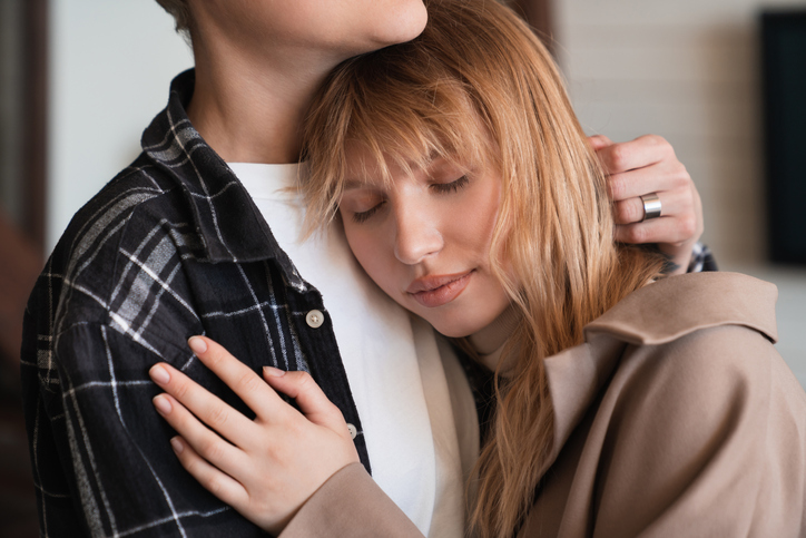 A yoing man hugging a young woman, they seem to be in a relationship