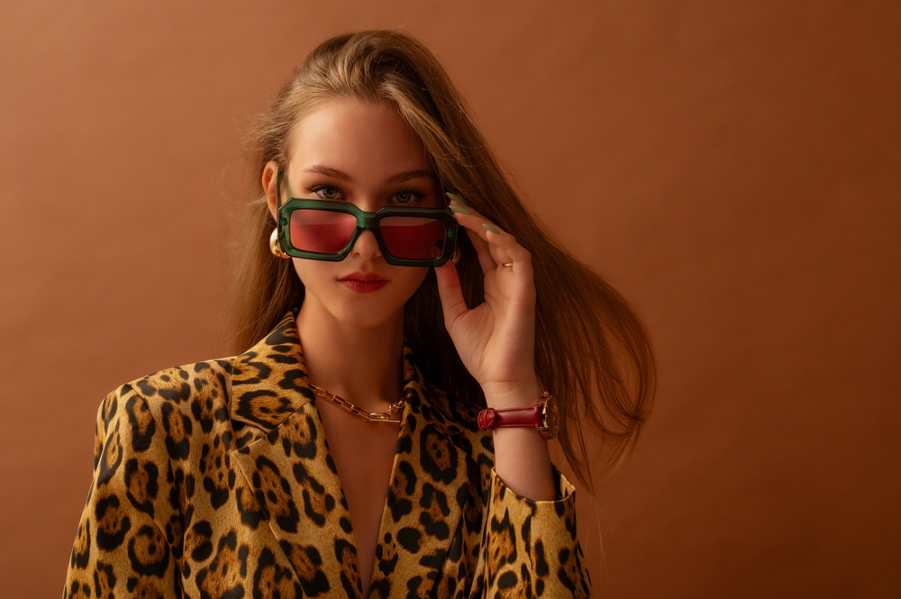 Fashionable woman with sunglasses.