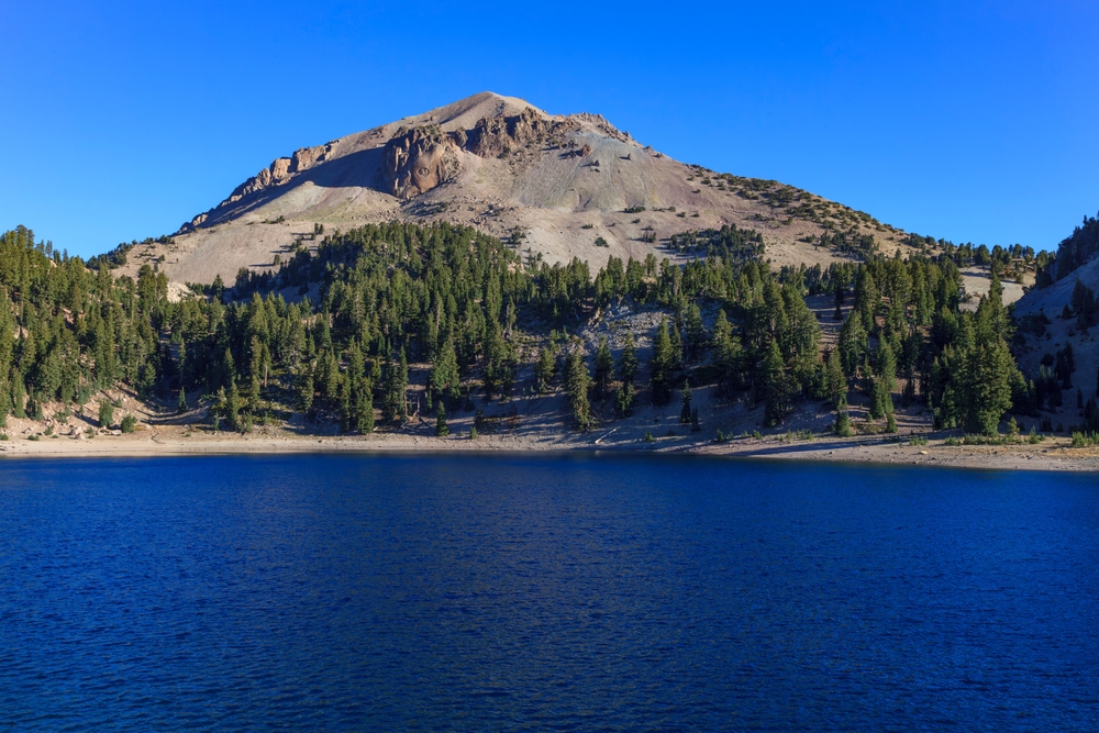 A beautiful lake with mountains. 